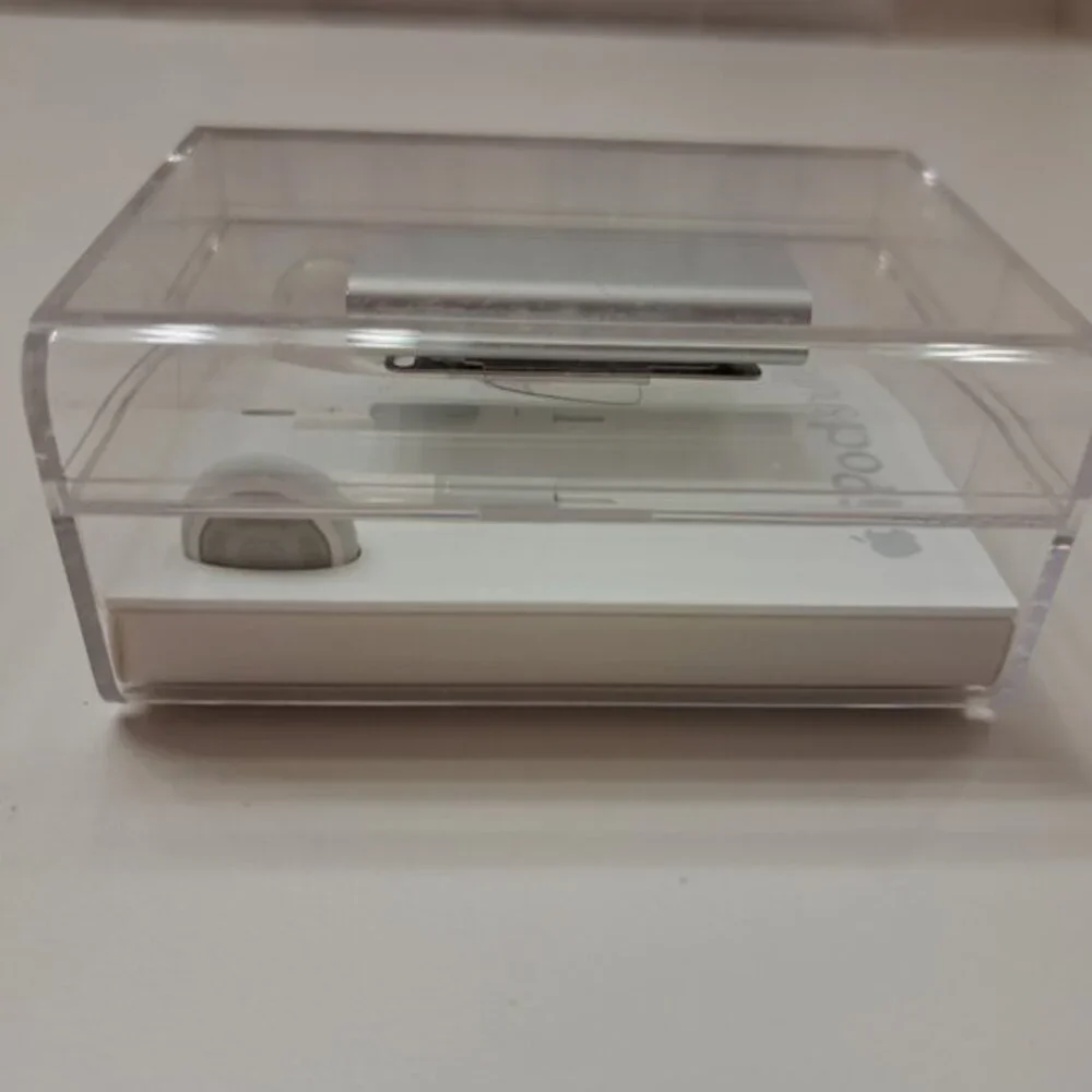 1X Apple IPod Shuffle 3rd Generation Silver 2gb New Opened Box